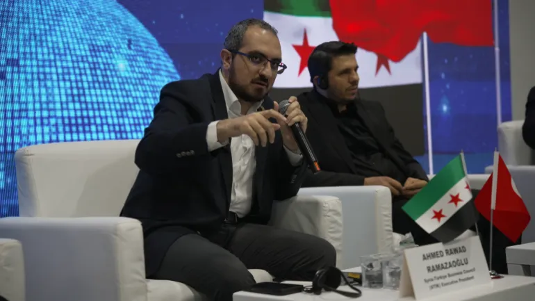 رواد رمضان أكد أن المرحلة الاقتصادية الجديدة في سوريا تقوم على تعزيز القطاع الخاص وتحديث بيئة الأعمال وفتح المسارات التجارية مع تركيا (الجزيرة)